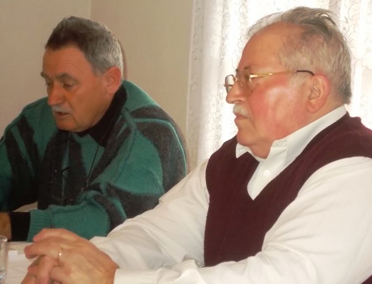 Cseke Péter író, nyugalmazott egyetemi tanár (jobboldalt) Geréd Gábor tanárral egy szülőfalujában szervezett ünnepségen (Recsenyéd, 2015. január)